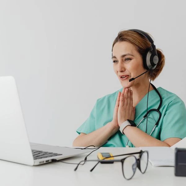 Profesional de salud conversando frente a su computador